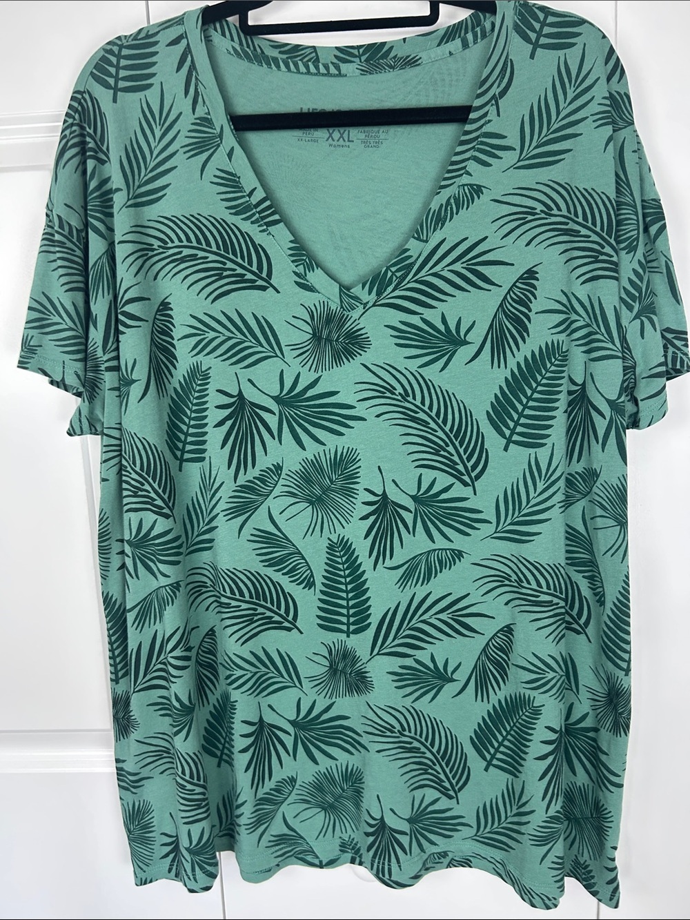 V-neck Palm Leaf Print Tee in Soft Green